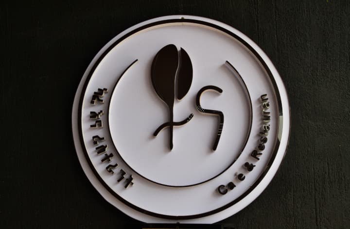 Tona Cafe logo